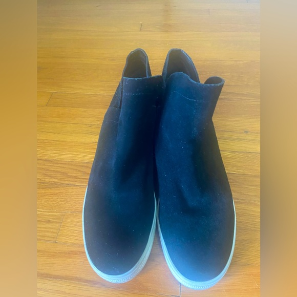Elevated Steve Madden sneakers!‎ - Picture 1 of 5